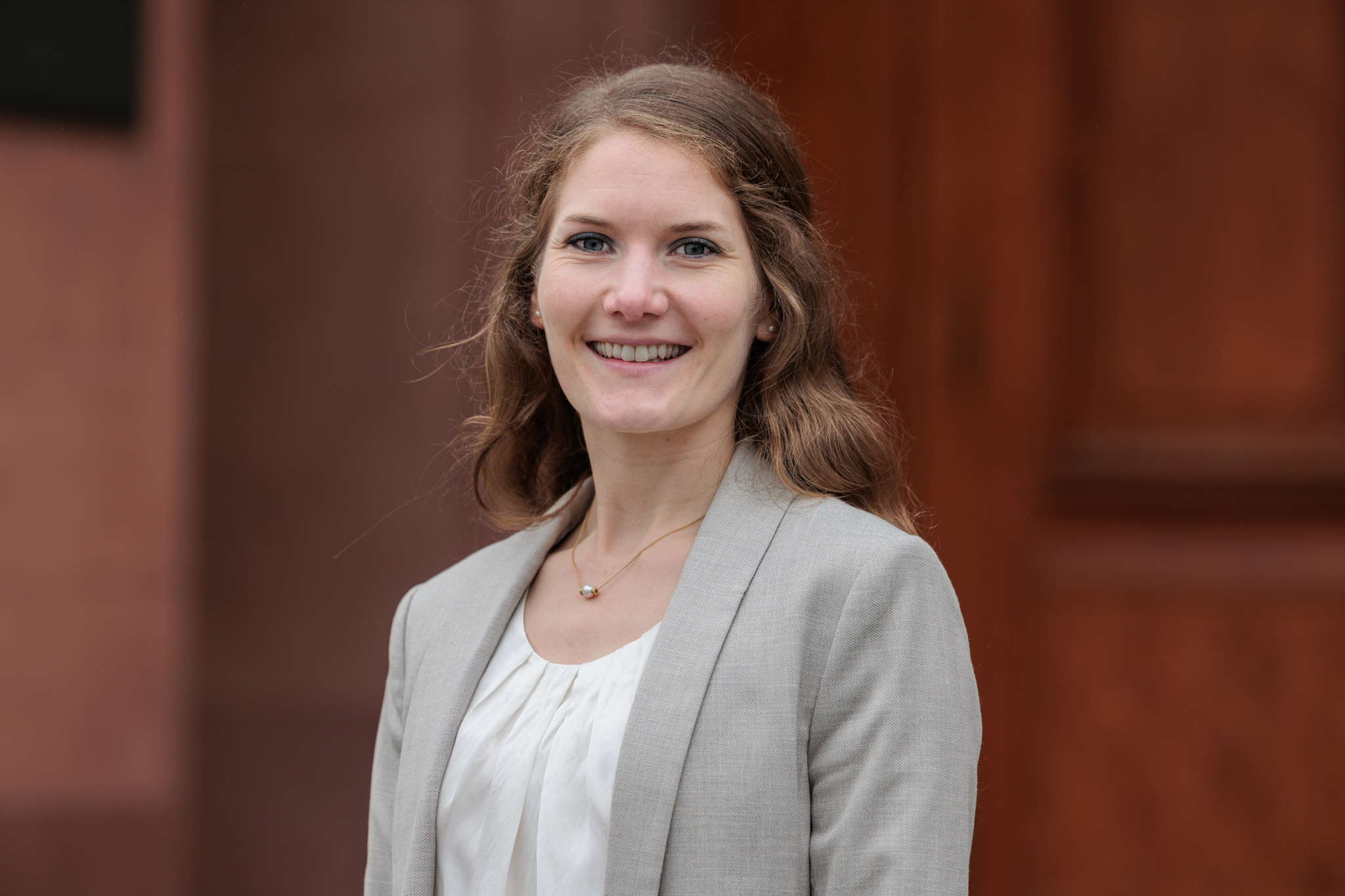 Dr. Kira Borgdorf, lächelnd im Porträt